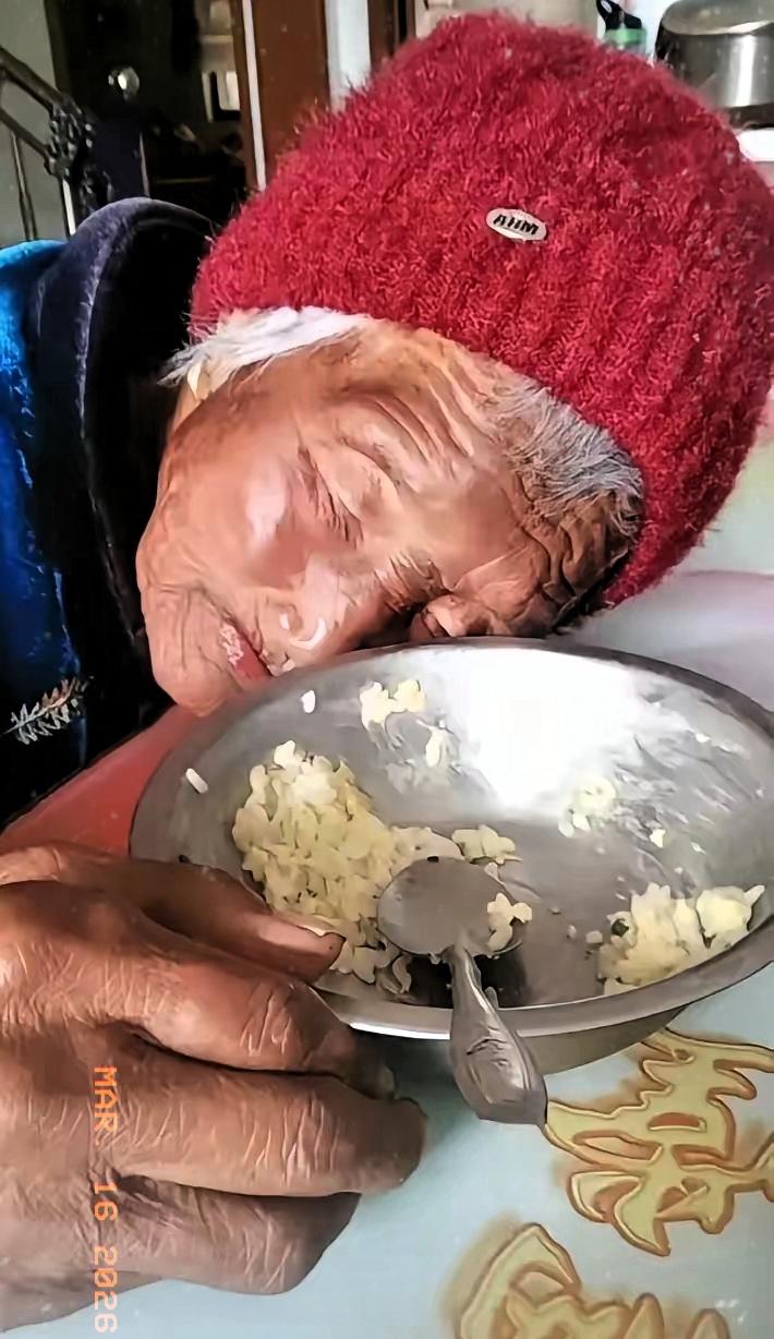 痛心，真的太戳心了，老母亲正吃着饭，突然就倒在桌上，再也没醒过来。儿子撕心裂肺喊