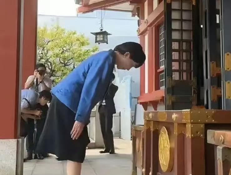 多次“作案”？！
高市早苗多次参拜靖国神社，放弃幻想吧，骨子里有些东西是改不了的