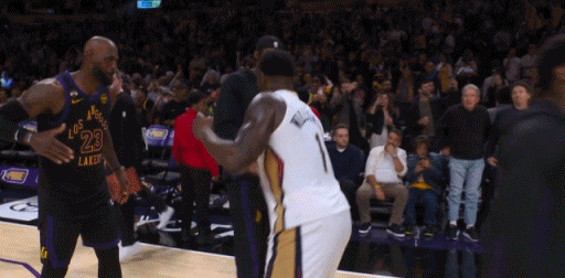 被GOAT赏识的感觉应该不错，詹姆斯
真的非常欣赏锡安……
湖人与鹈鹕比赛结束后