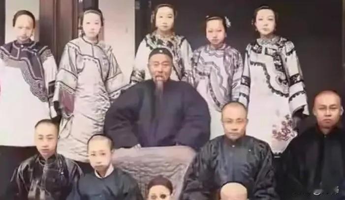 这是李鸿章妻妾的真实像貌，个个娇艳身材苗条，颜值不输当代女星