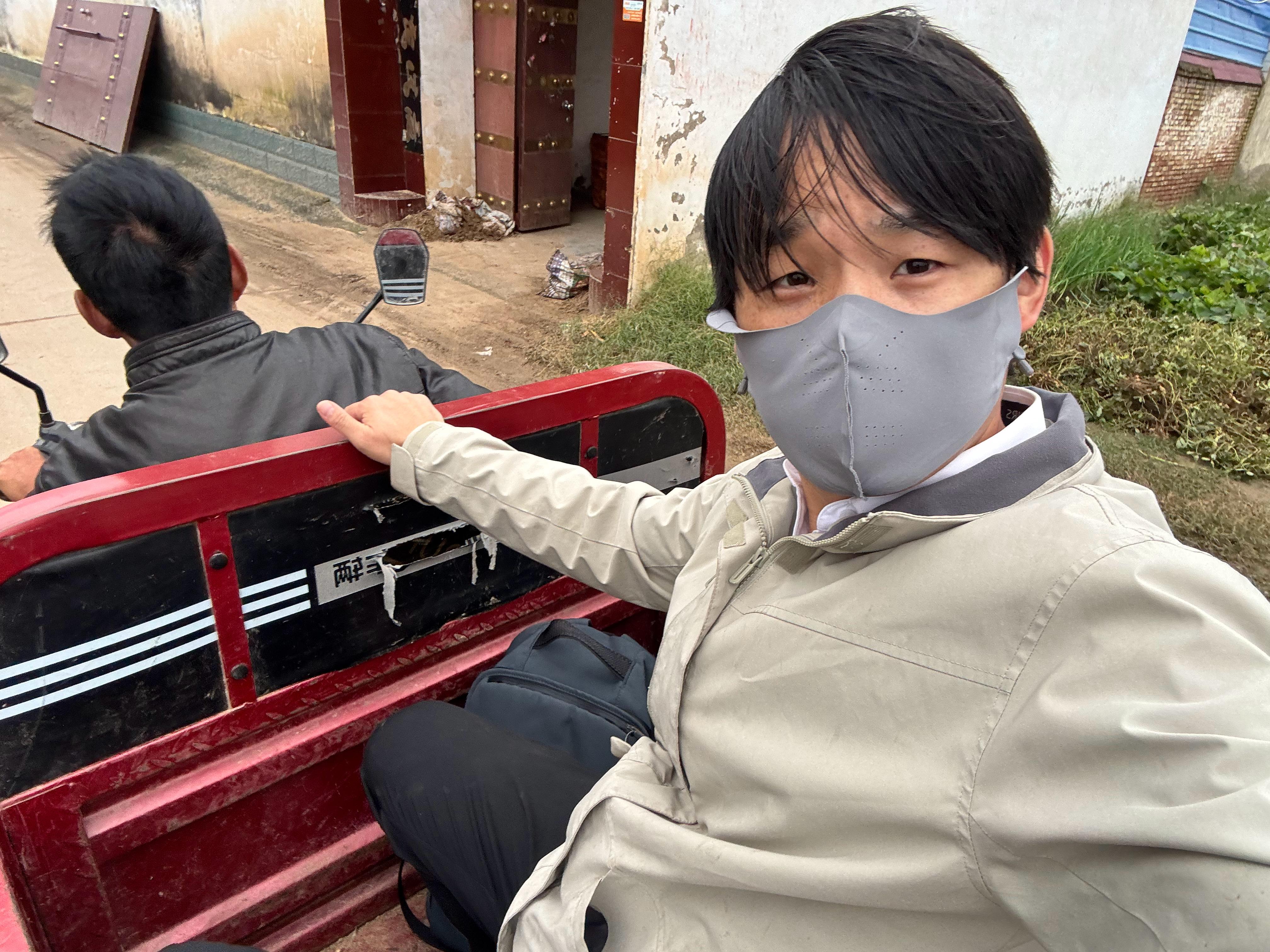 爸爸开车他的三轮车，送我坐高铁，回深圳上班！ ​​​看着爸爸开车回去，让我想起了