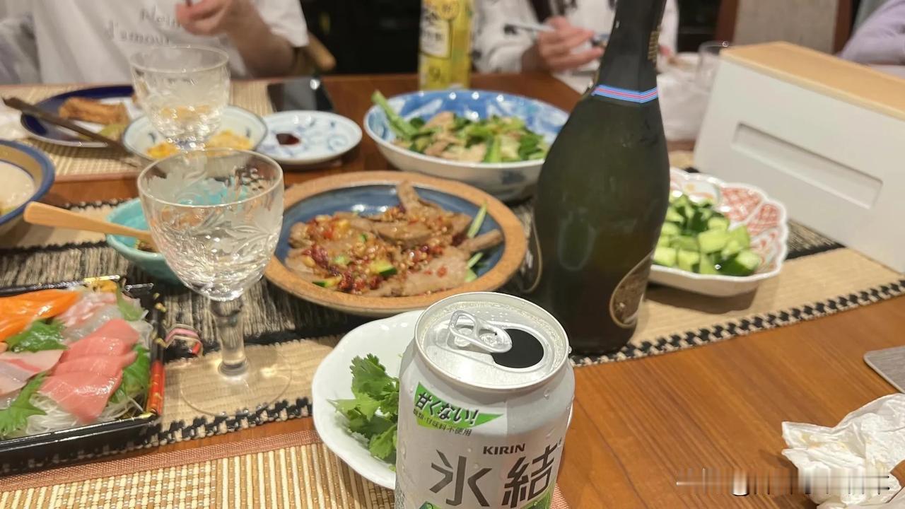 厨房里真实的烟火气才是生活[大笑]

汪曾祺说：“愿意做菜给别人吃的人是比较不自