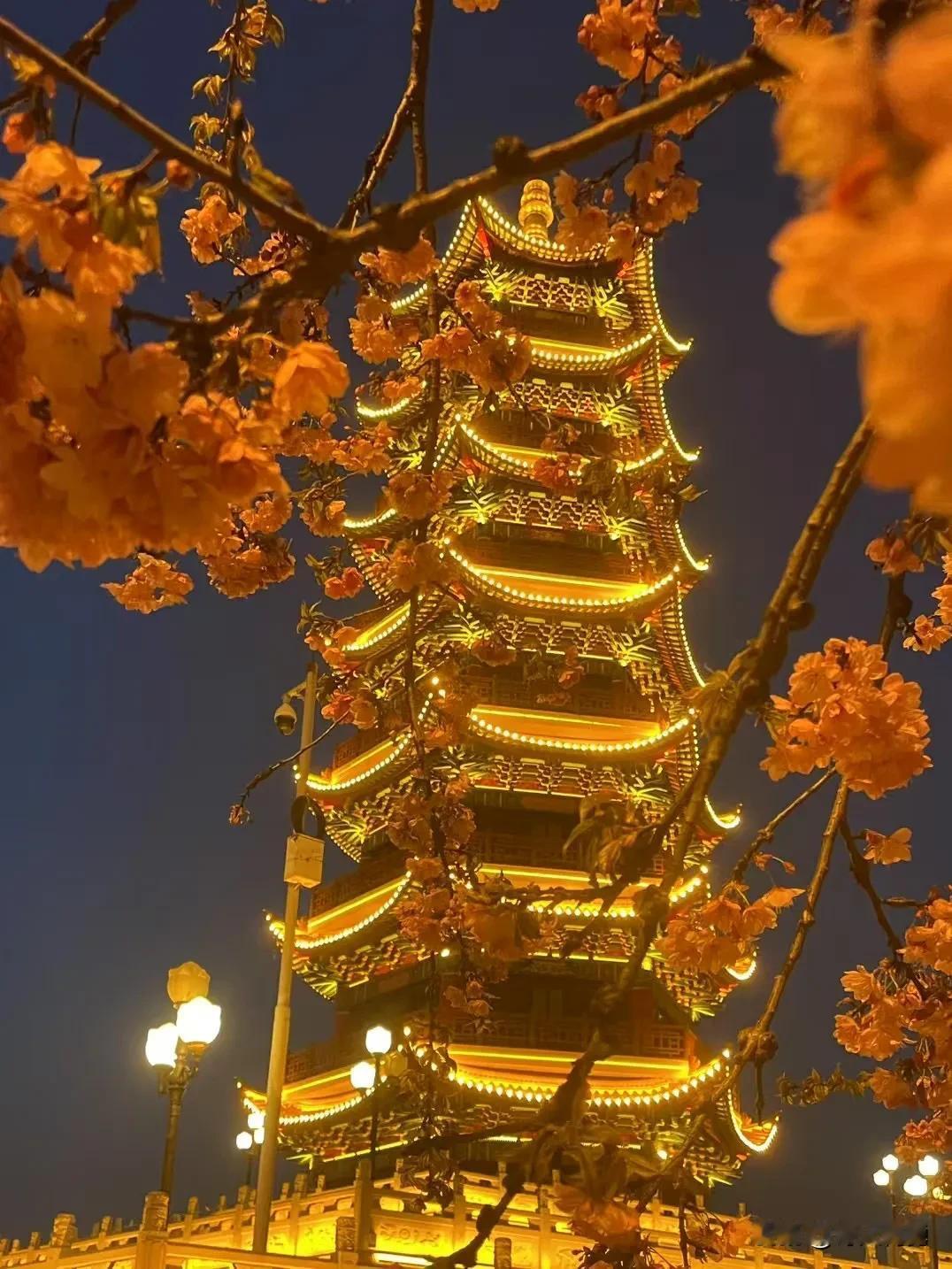 烟火人间味，桃花始盛开。