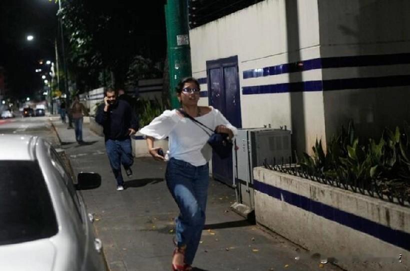 委内瑞拉首都加拉加斯至少听到7起爆炸和低空飞行的飞机。在委内瑞拉首都看到烟柱，听