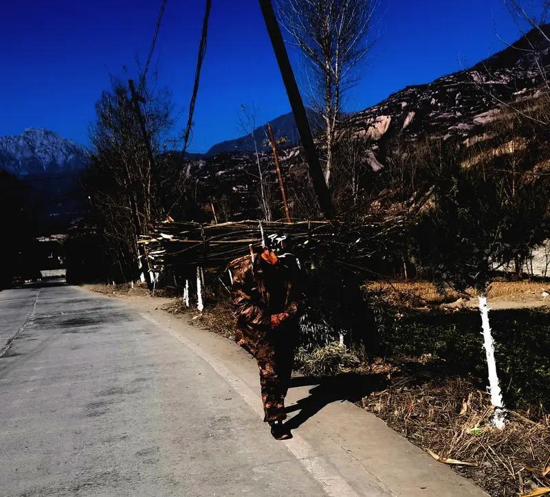 以前农村兵如果没转志愿兵，没提干，复原后只能回农村，还是要在农村面朝黄土背朝天的
