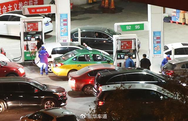 对国内成品油价格采取临时调控所以国家的实力，在这个时候就能很好的体现出来。虽然国