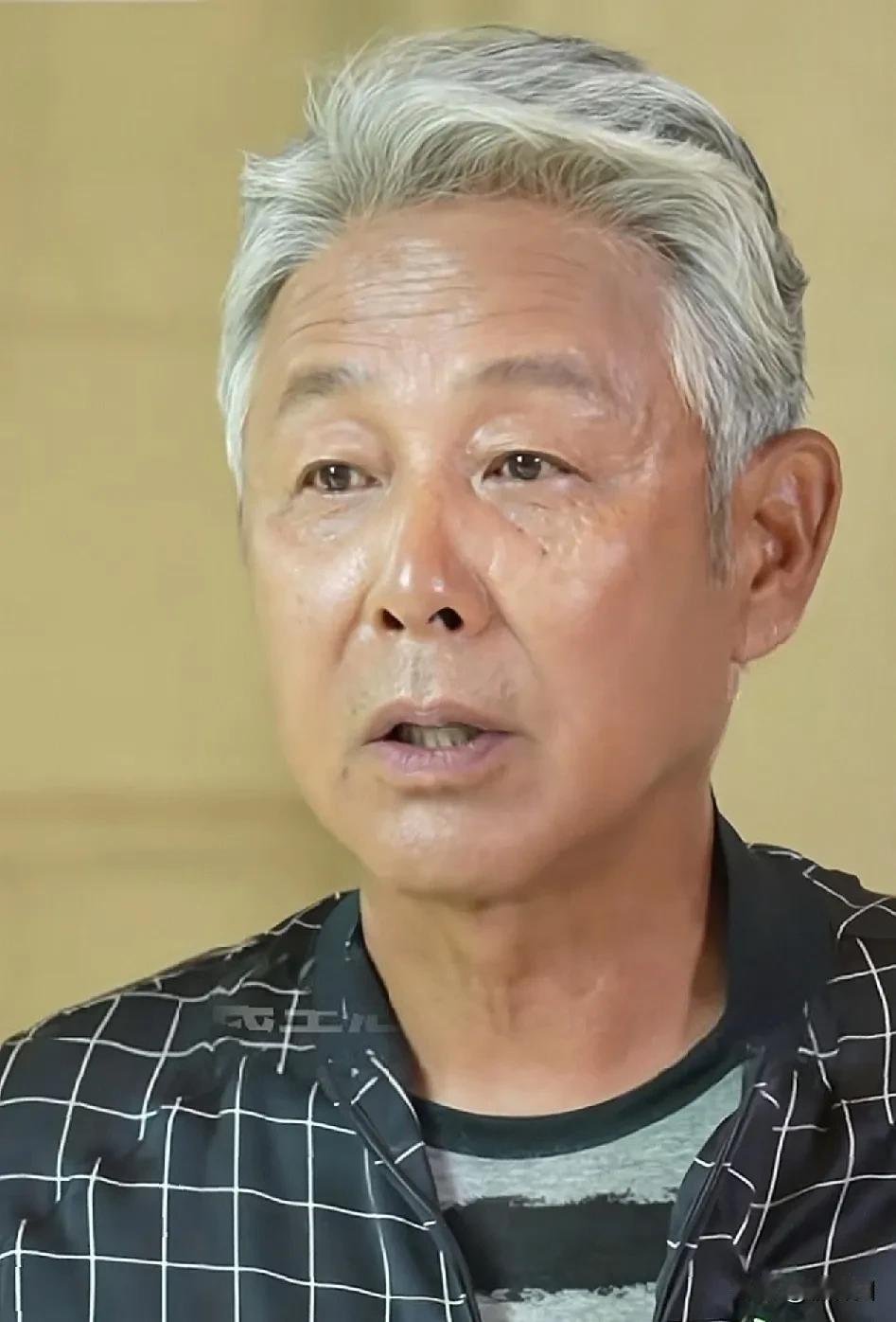 原来，陈道明已经是老人了，他已经70岁了。满头白发、皱纹明显，与昔日“叔圈男神”