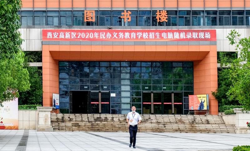 最近网络上流传“义务教育摇号‘可以操作’”的言论，纯属谣言。义务教育摇号制度是用