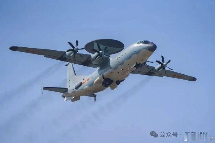 近日，东部战区空军航空兵某部组织多机型异地起降、大航时昼夜接替飞行训练，锤炼全天