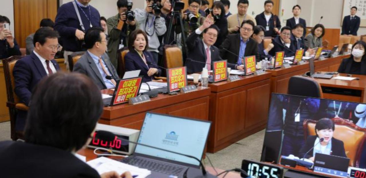 上个月 31 日，韩国国会 “操控起诉疑云” 国政调查特别委员会举行会议，这场会