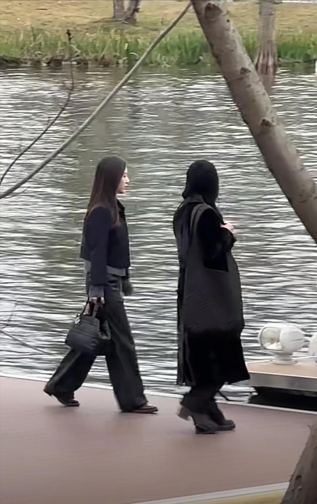 在成都麓湖偶遇王子文和周迅，两个个子小小的女生感觉有大大的能量，看着好有气场呀，