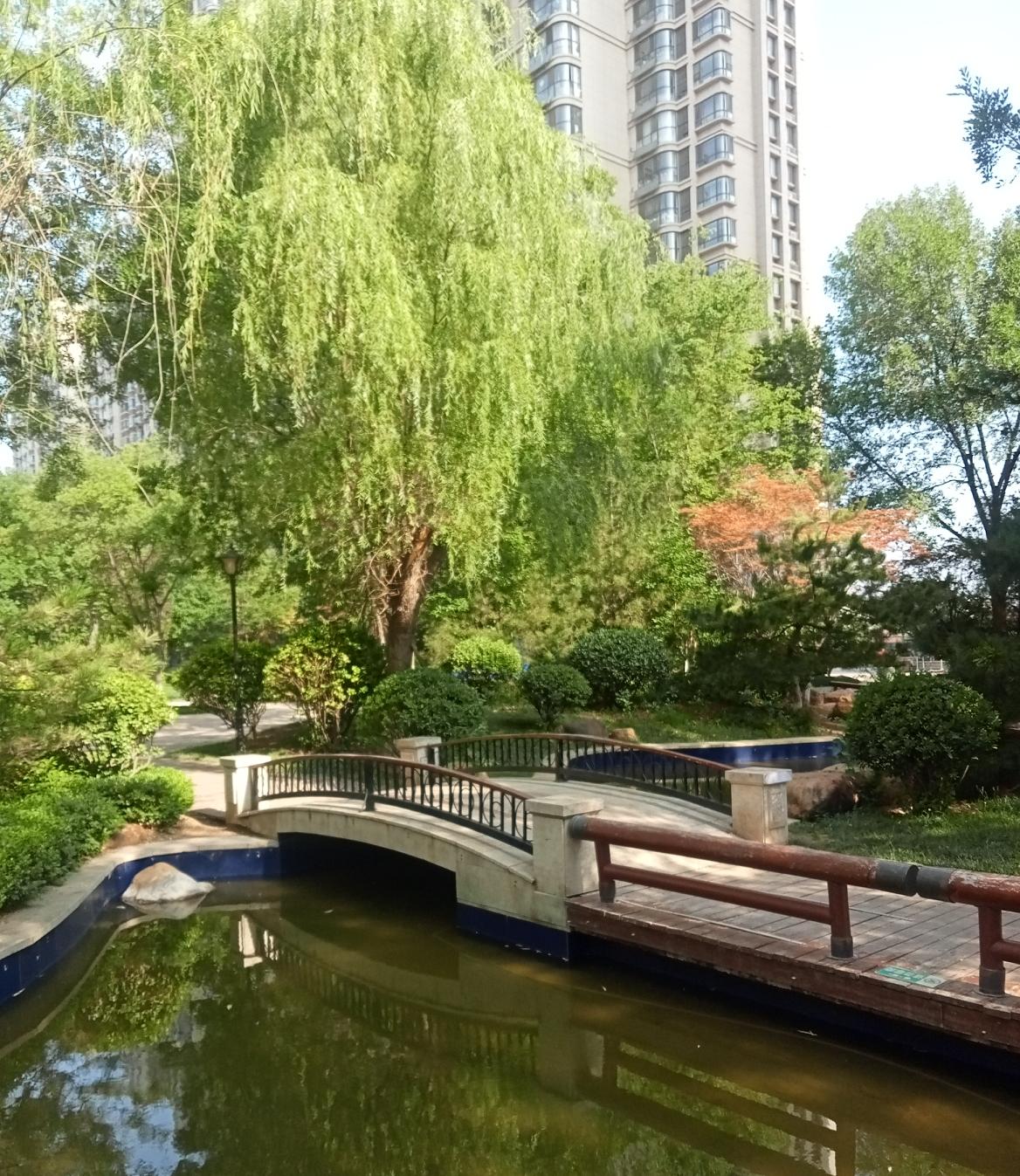 所谓“退居二线”，针对的是公务员群体；而“内退”则是针对企业职工而言。不过，二者