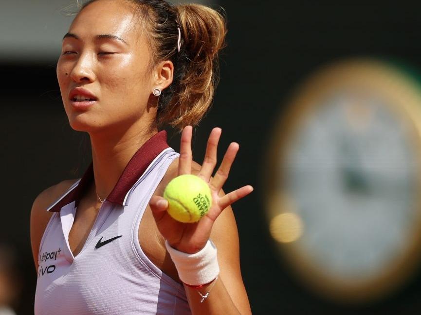 郑钦文本赛季的进步肉眼可见，尤其是发球与反手进攻两大核心环节的技术重构，直接让她