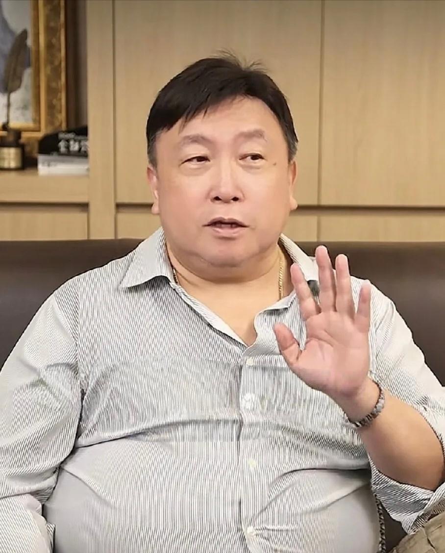 他描述的荒诞场景已成常态：主角负责扛流量热度，配角负责撑起整部剧的演技。王晶将矛