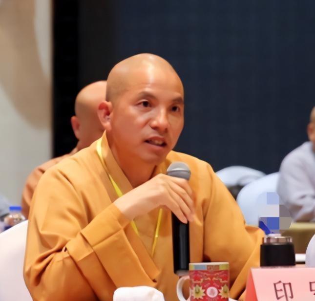 少林寺官宣新任方丈——释印乐，看样子似乎要比刘应龙强一点

不过眼神和整体气质，