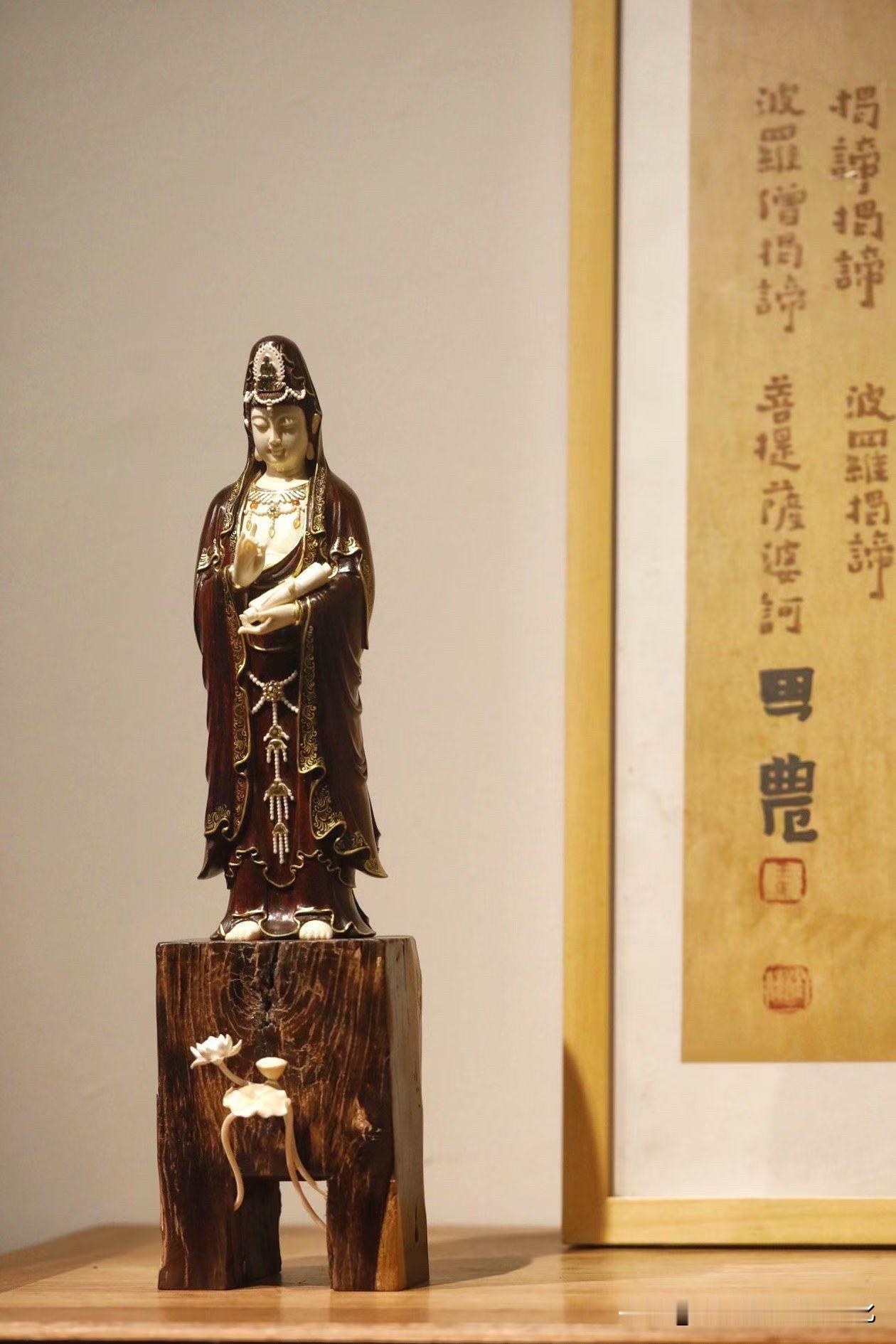 一木藏禅意，一像纳安然✨
小叶紫檀老料整作，搭配猛犸精工镶嵌，造就这尊南海观音。