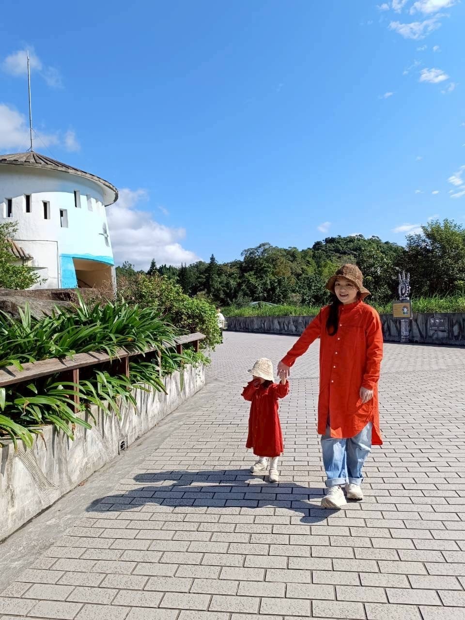 王蓉三娃妈释出最新亲子照 