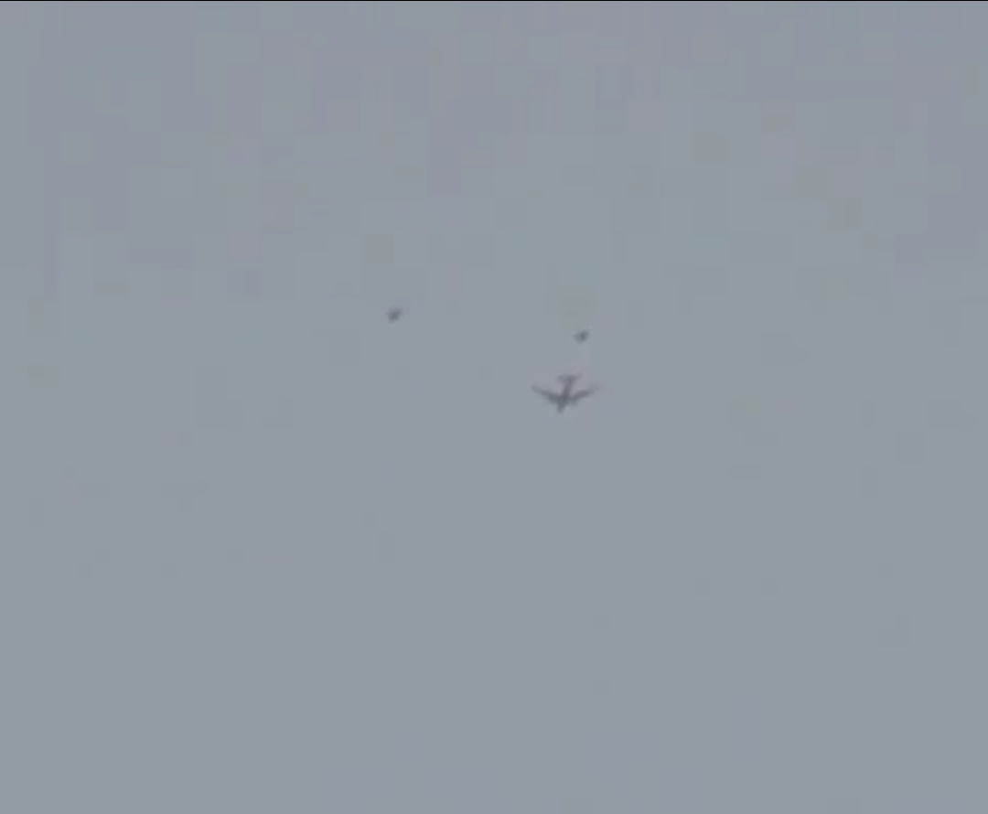 中东局势 视频画面显示，一架美国空军KC‑135R“同温层油船”加油机，正在波斯