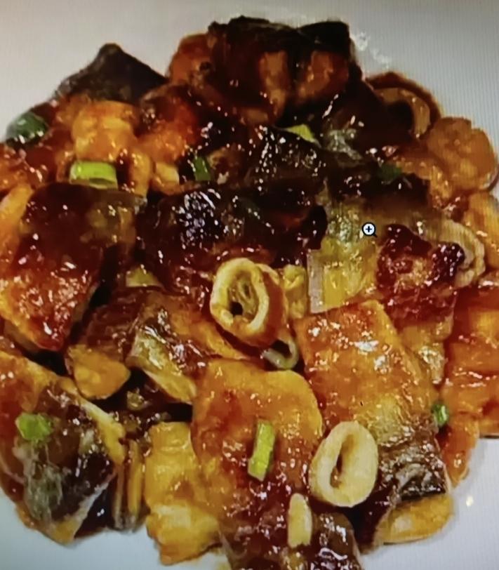 男人的精力真不是硬撑着就能有的，吃对菜很重要。像酸辣脆藕片，薄切藕片焯水后用冰水