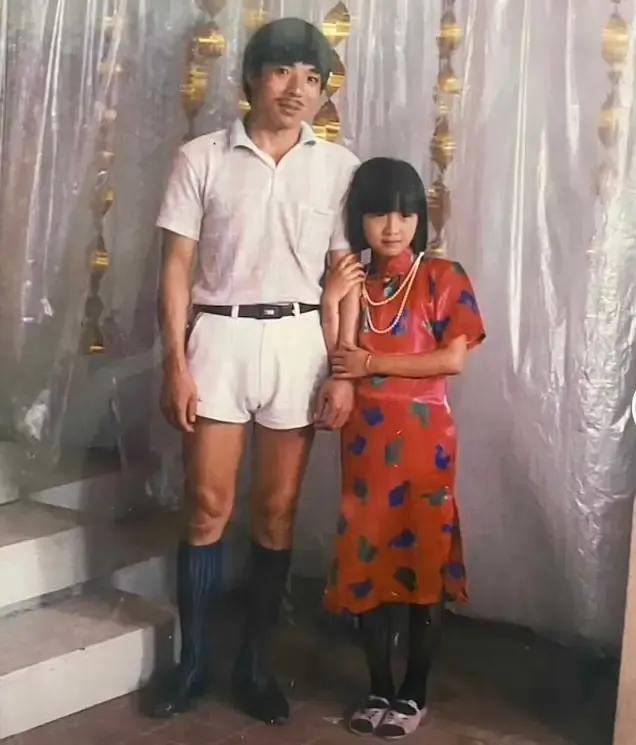 80年代时尚男人的穿搭标配竟然是：超短裤+高跟+高筒袜。
不得不说，80年代末9