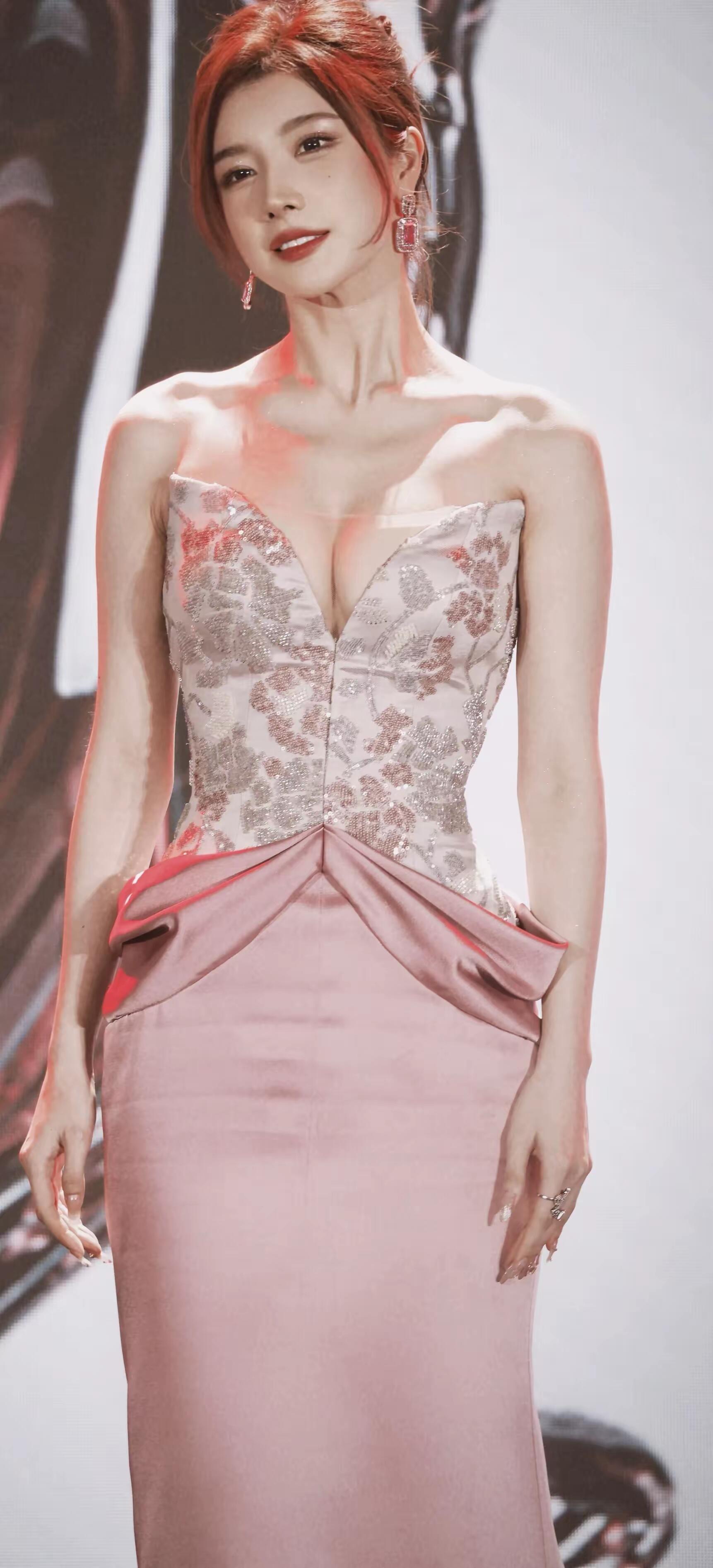 戴燕妮这身材颜值也是无敌了 