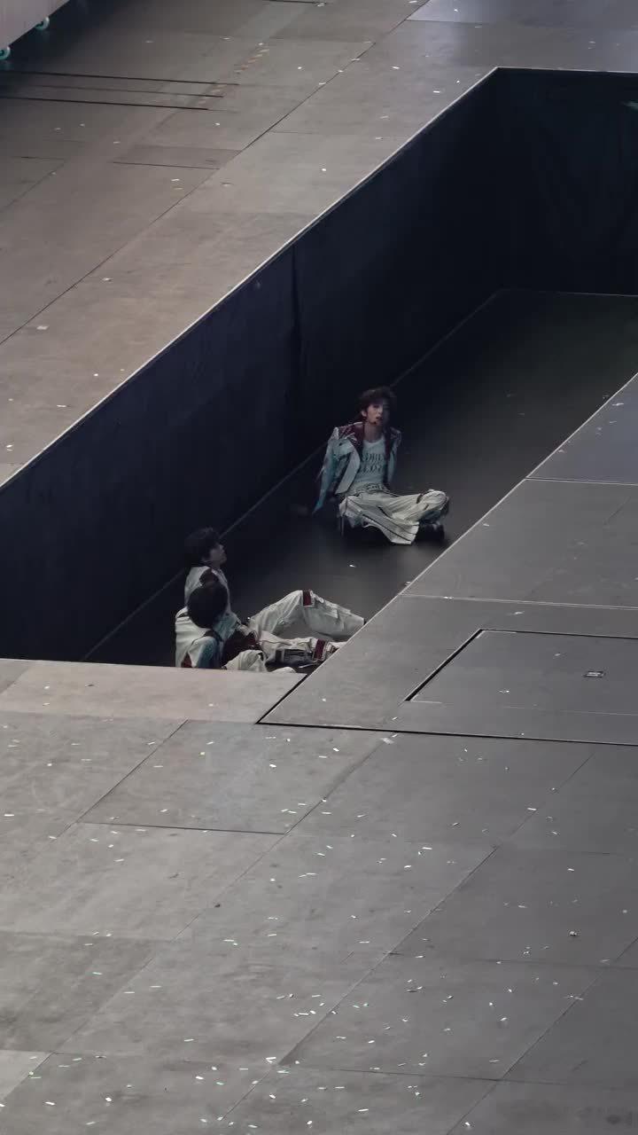 陈浚铭就这样一直挥手陈浚铭恐高  陈浚铭恐高，陈浚铭就这样一直挥手，看到在高高的