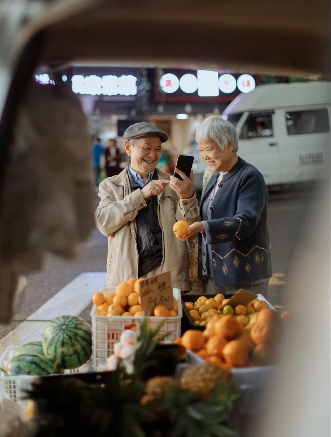 老夫老妻：包容的时间越久，情分越深

1、在一起过满三年，还能互相包容，就不容易
