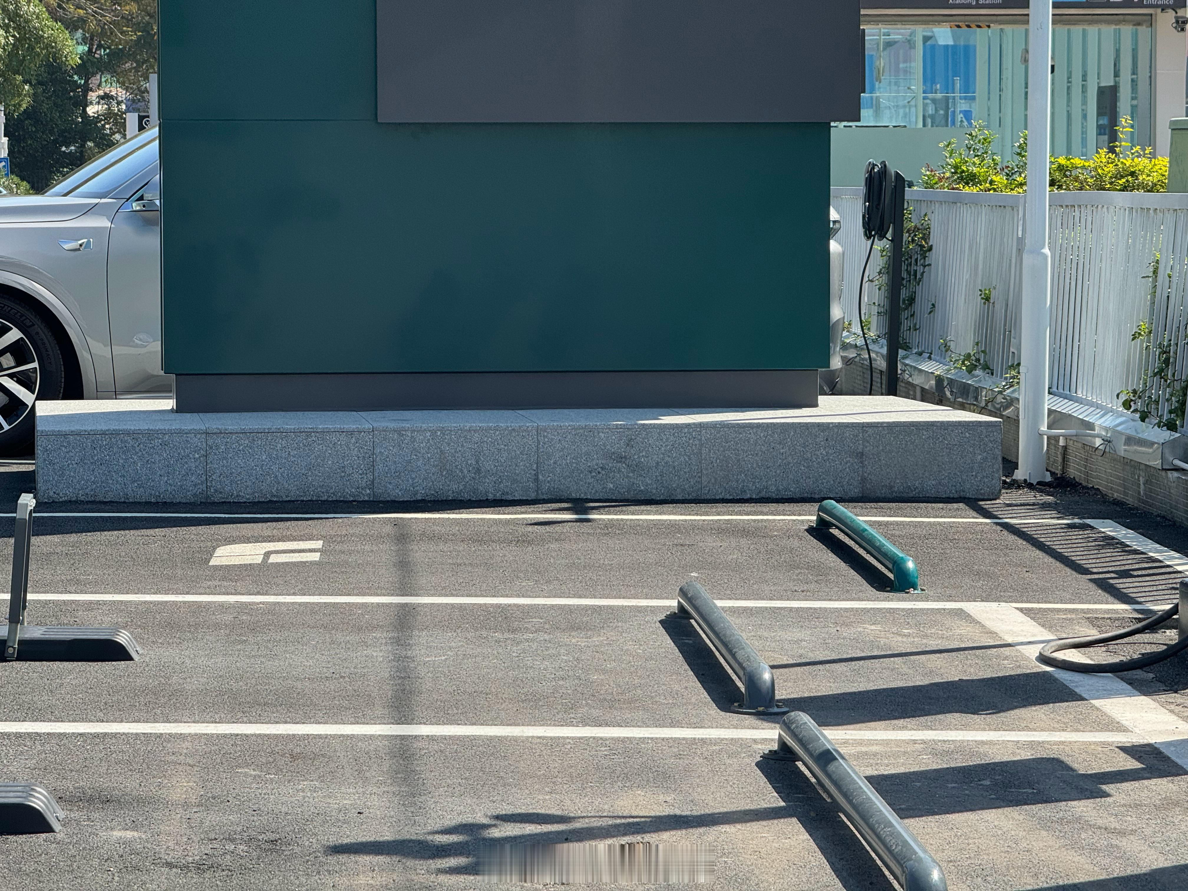 理想服务中心这个加长车位，应该是留给…MEGA？ ​​​