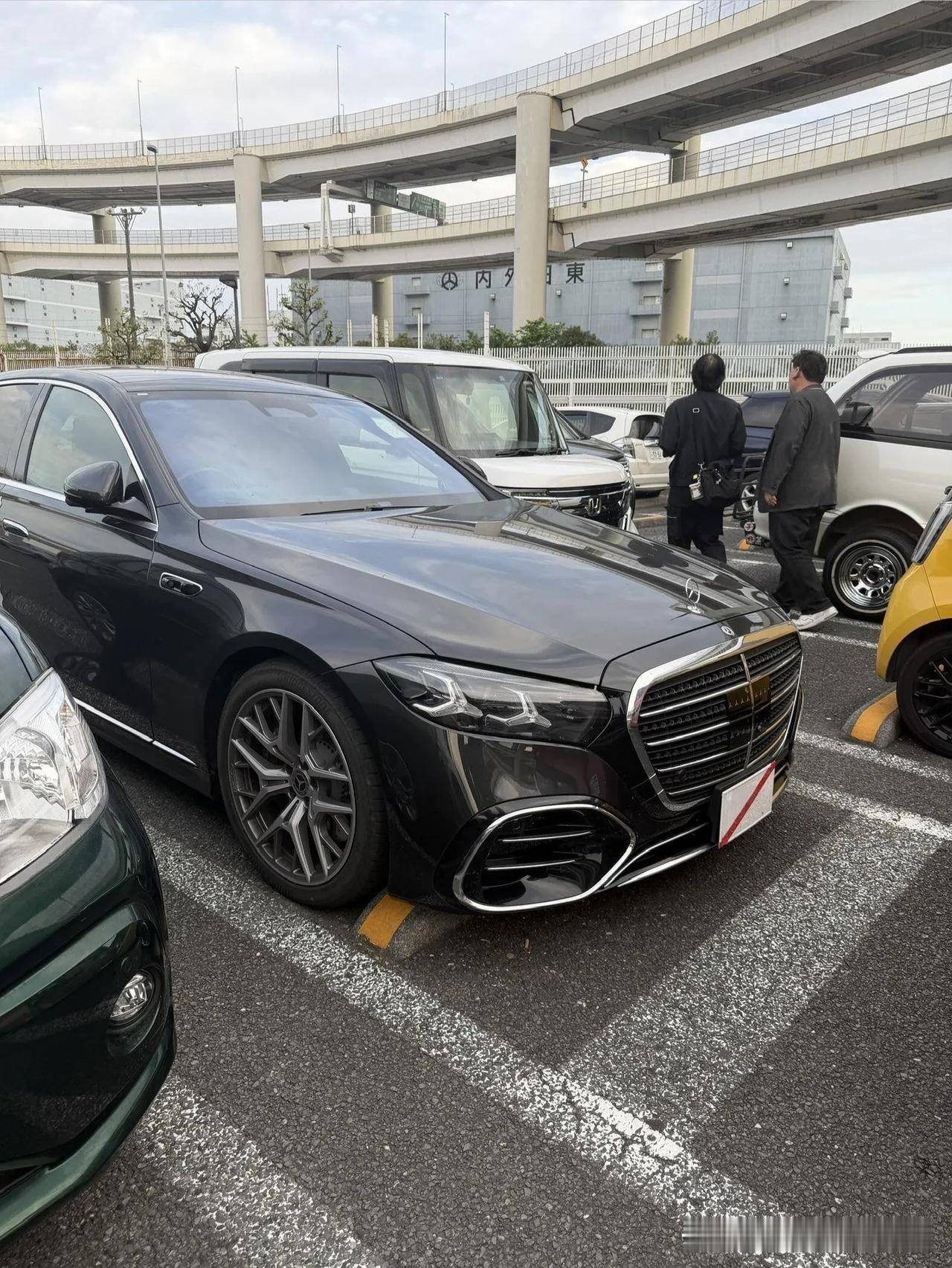 新款奔驰S级在日本也路试了。
和之前看到版本相比，这台路试车的轮毂还是相当有运动