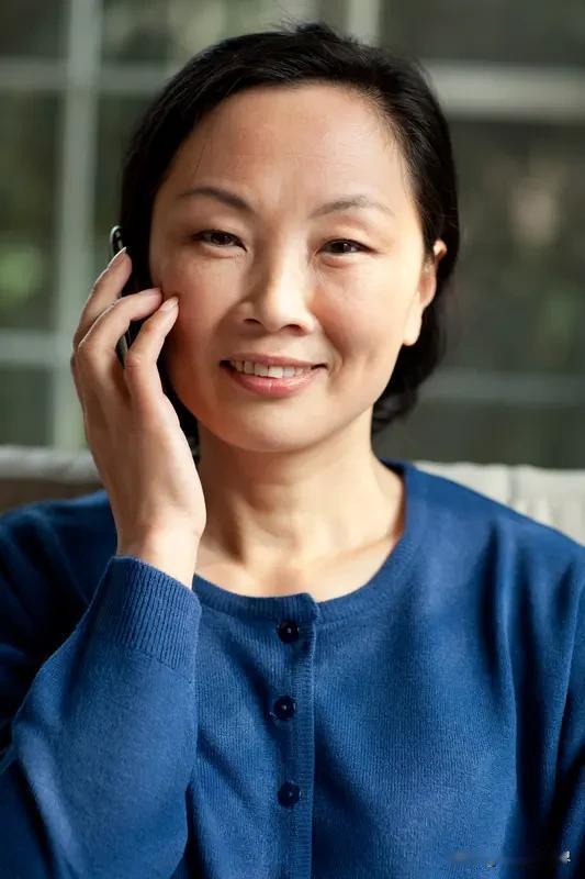 都说女人最美是中年，这真的太有道理了。二十岁的美，带着青涩与不安，像一朵未完全绽