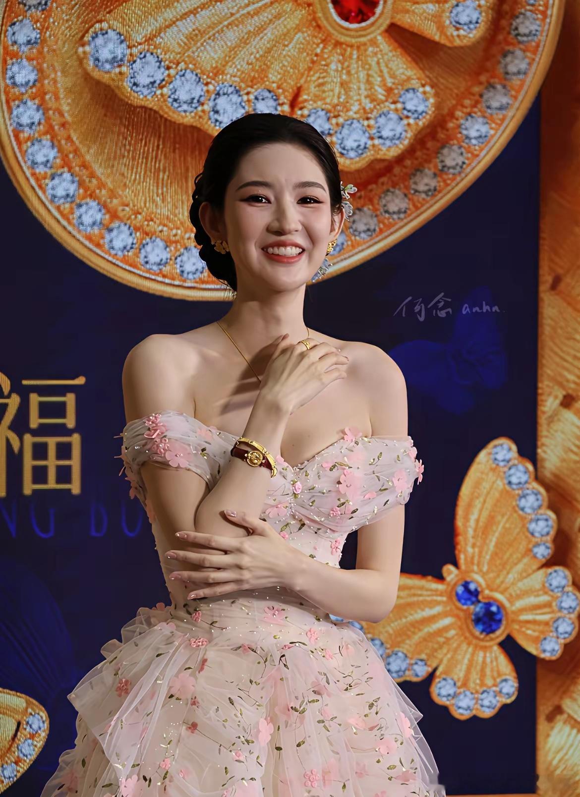 这居然是王玉雯啊第一眼都没认出来怎么感觉现在和以前长的有点不一样了以前的时候看着