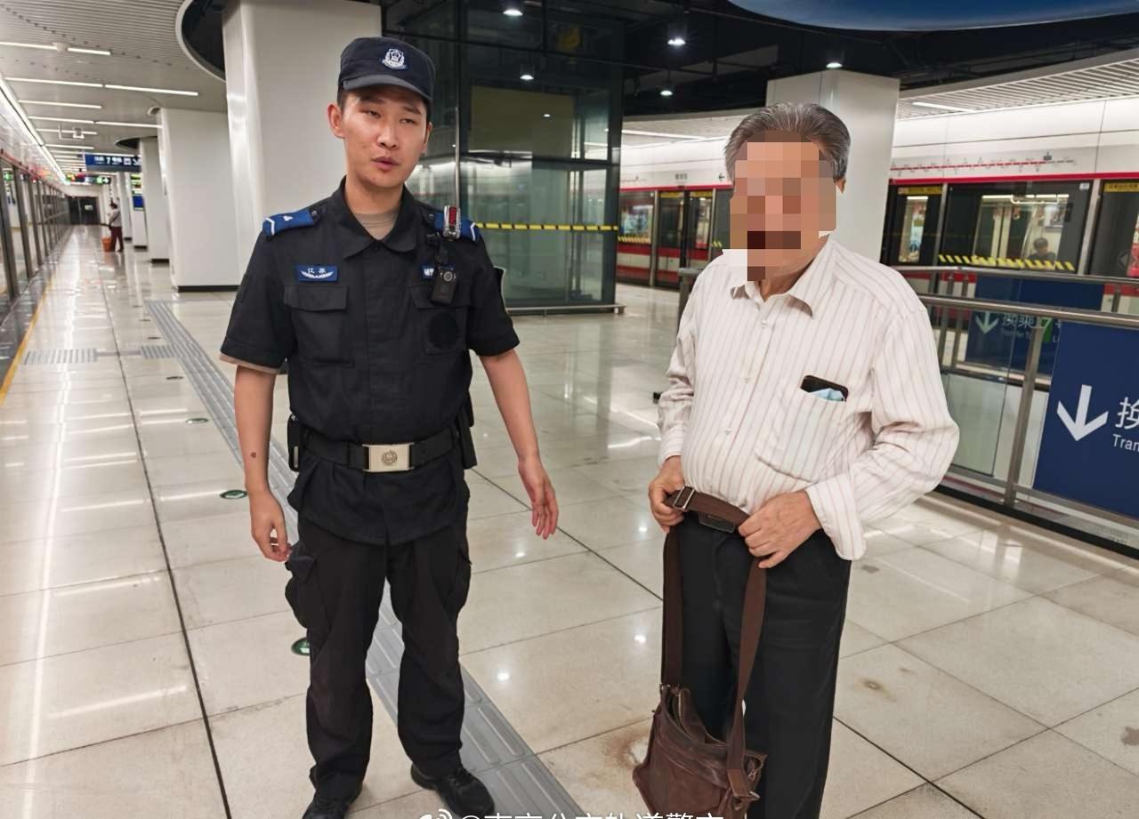 【执勤辅警快速找回遗失包裹 老人养老钱失而复得】6月22日19时42分，地铁7号