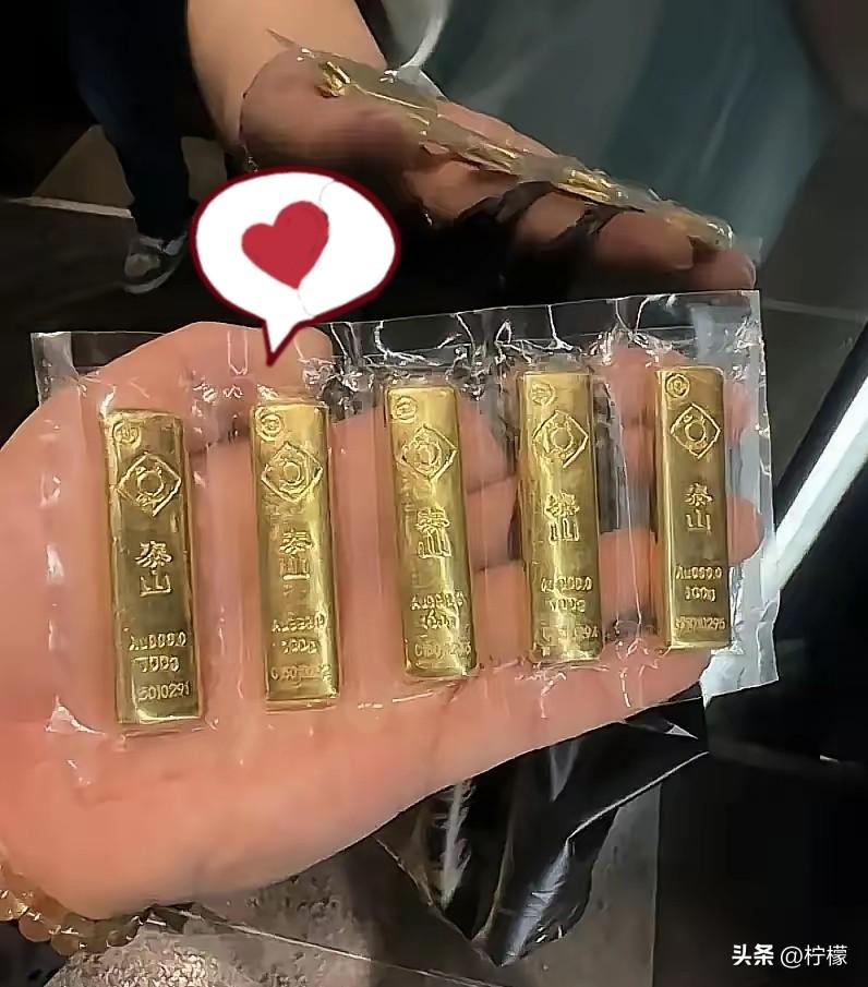 看了今晚的金价，
我直接嚼了两颗褪黑素——
就在刚才，金价从908一克猛跌到90