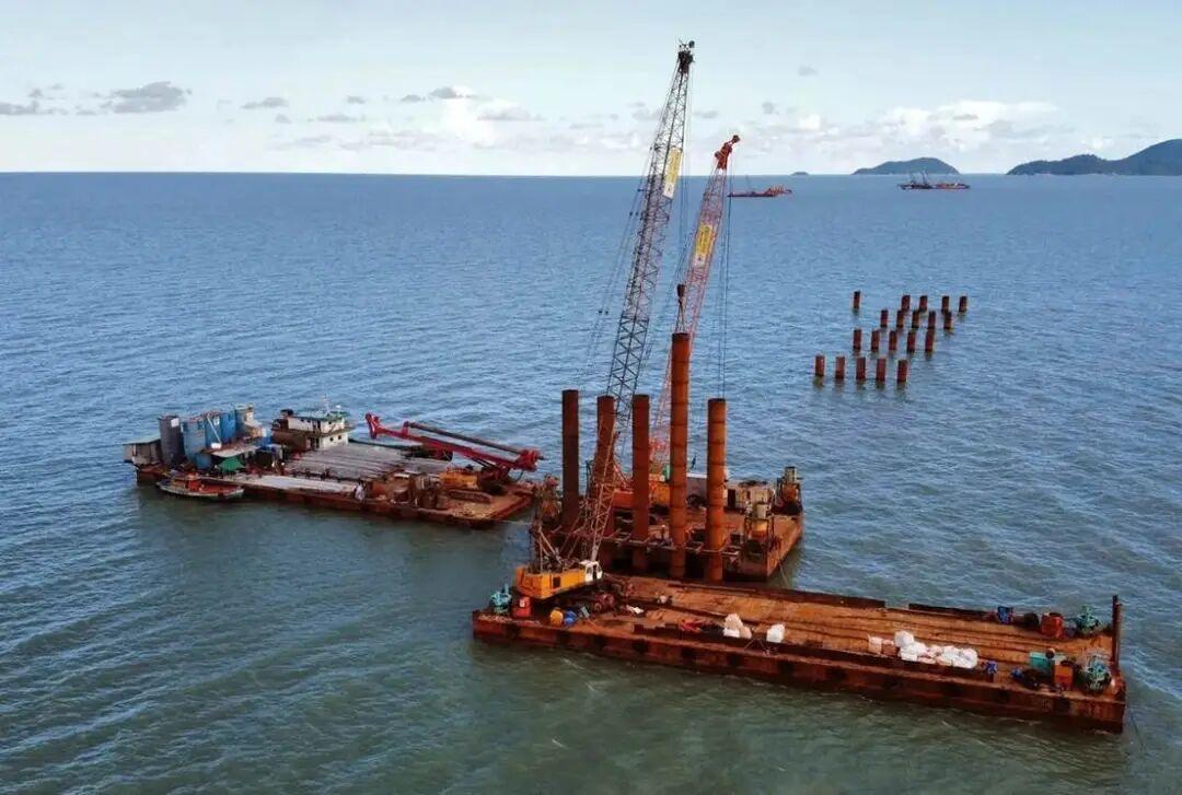 越南正在加速推进该国最长的跨海大桥及配套深水港项目，该项目位于最南端的金瓯省，距