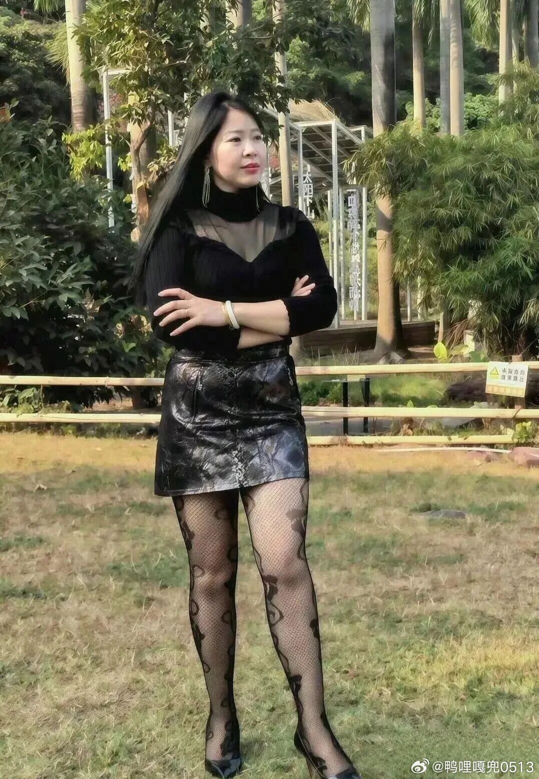 OOTD时尚穿搭今天穿什么ootd 黑色印花丝袜魅力无限 