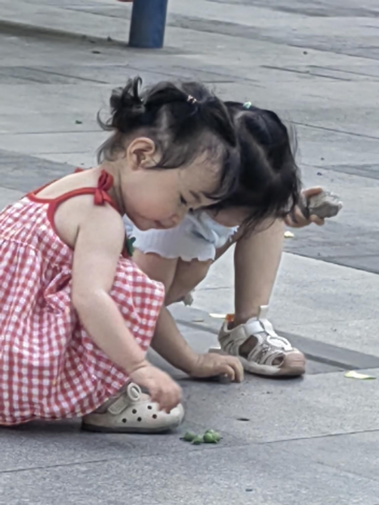 男人问妻子：“为什么咱们的话越来越少了？”
妻子说：“因为你忙着赚钱给别人花，忙