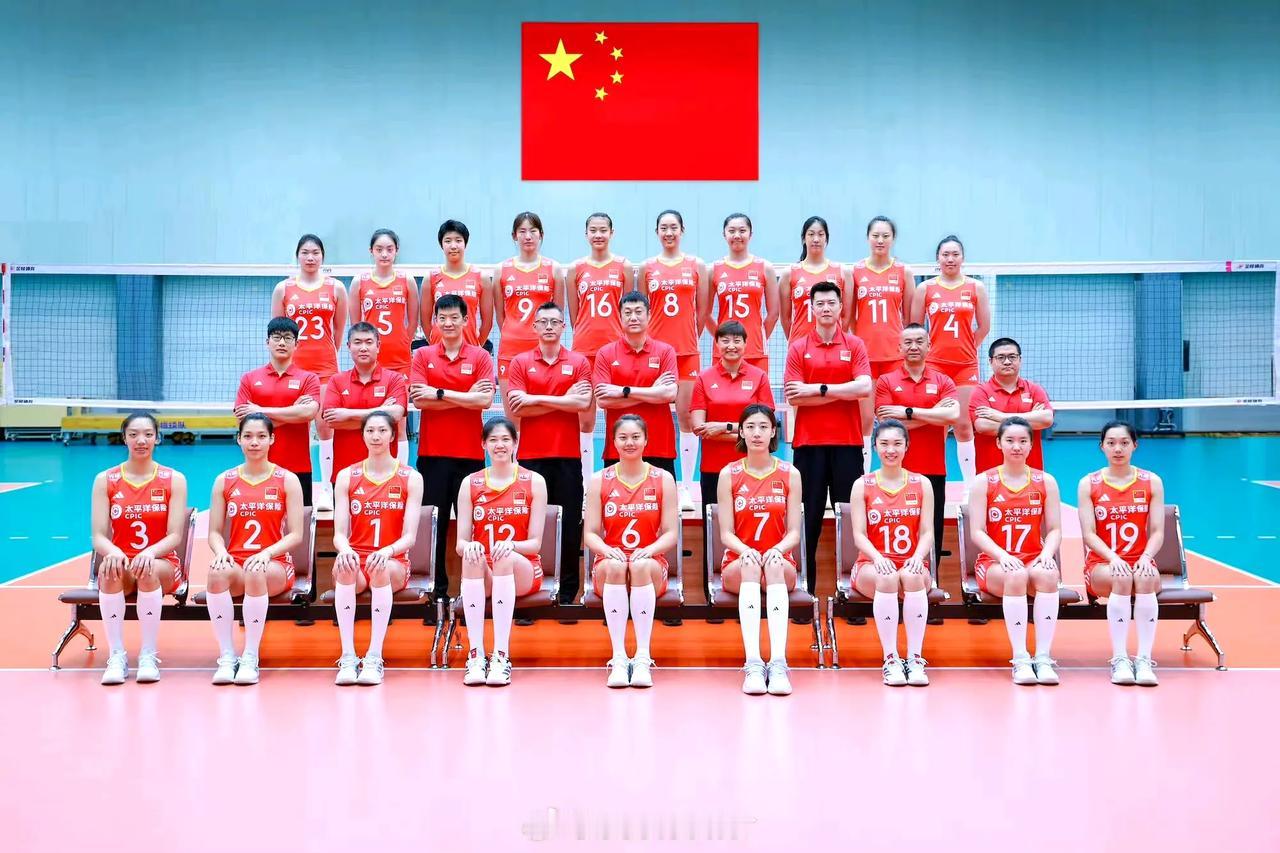 新一届中国女排国家队最新合影，没有朱婷，没有袁心玥，没有张常宁和丁霞，龚翔宇任队