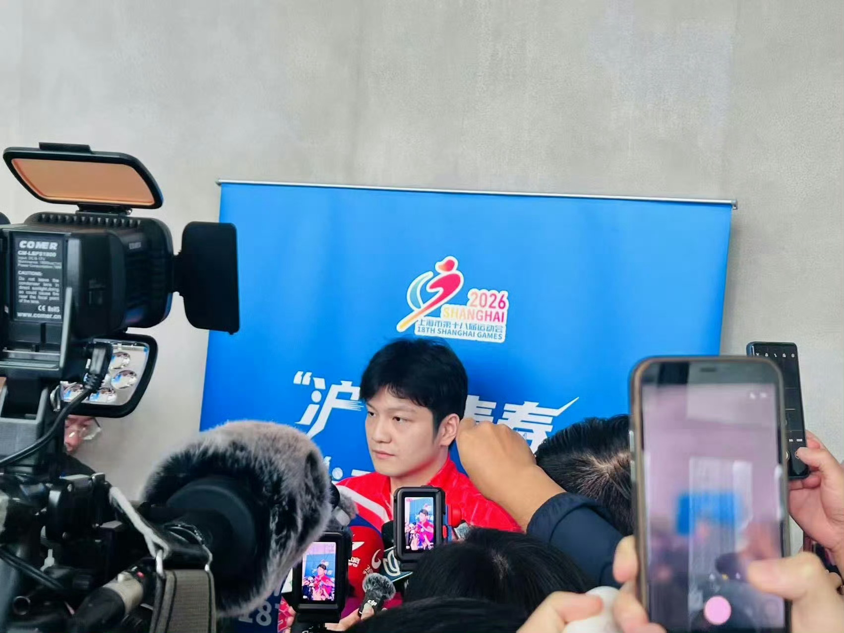 上海市运会樊振东采访现场有一种以前没机会，现在终于被抓到机会的既视感。就是怼 怼