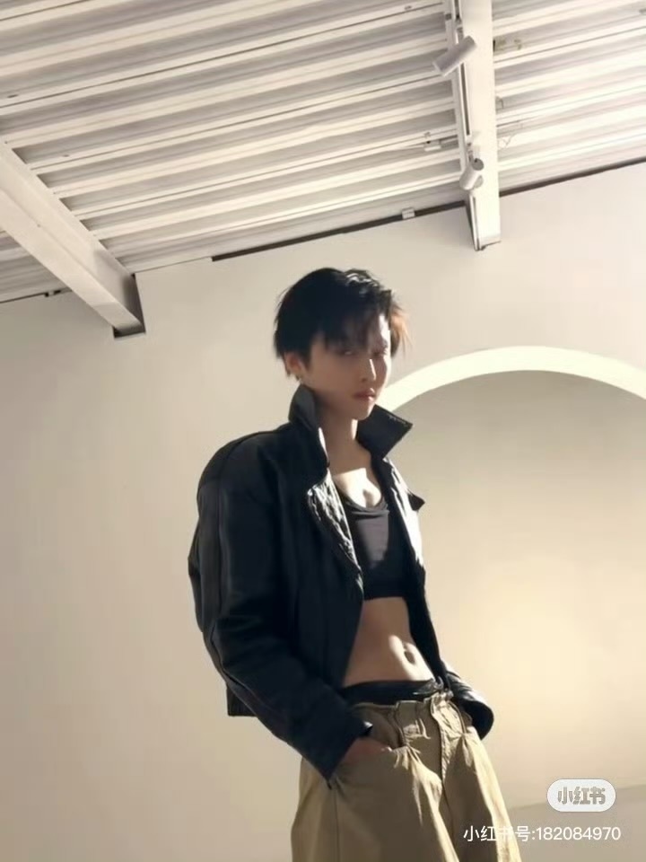 刘雨昕好清晰的马甲线…… ​​​