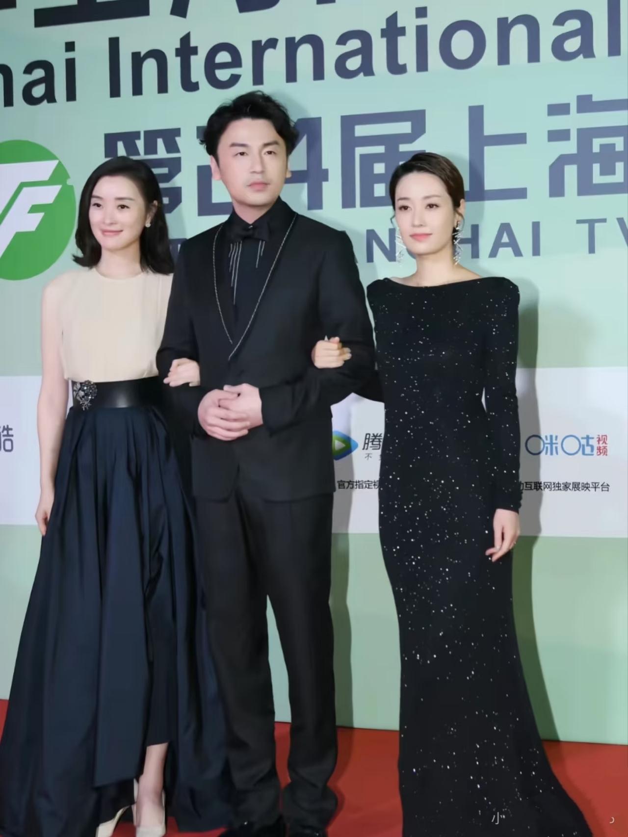 这照片中的三人虽关係微妙。但也正是他们春风得意之时。
当中的雷佳音饰演的陈俊生，