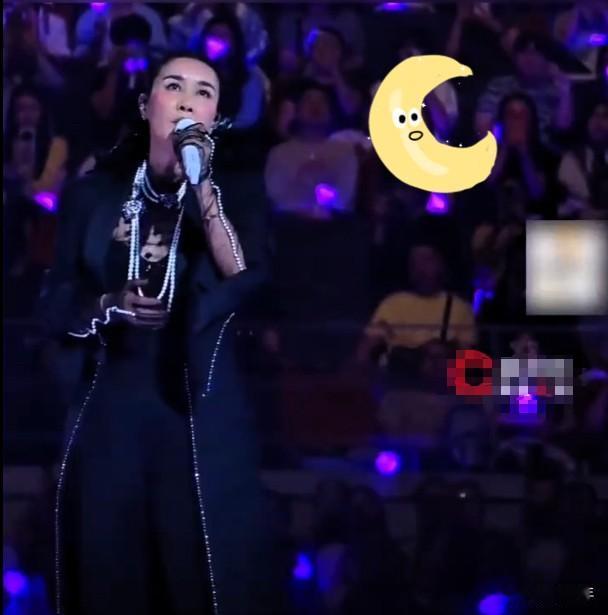 虽然我不是很喜欢那英，但这次我站在她这边！

9月26日她演唱会上，临时加唱一首