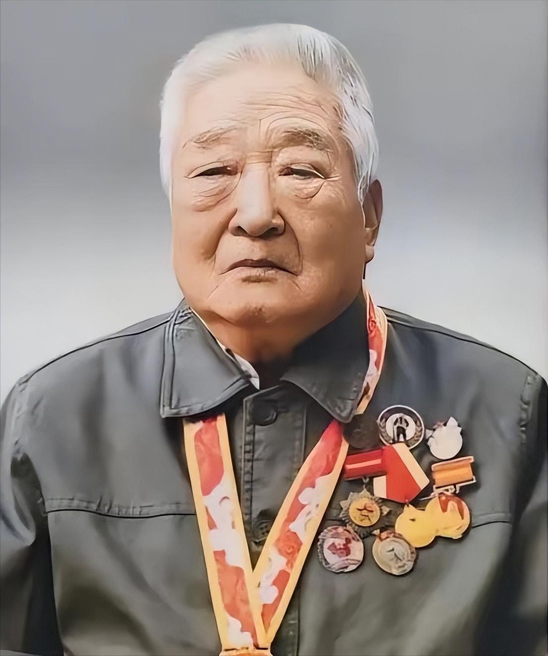 泪目了！云南一96岁退休教师去世，学校翻找资料才发现：这个老教师居然获得过3次特