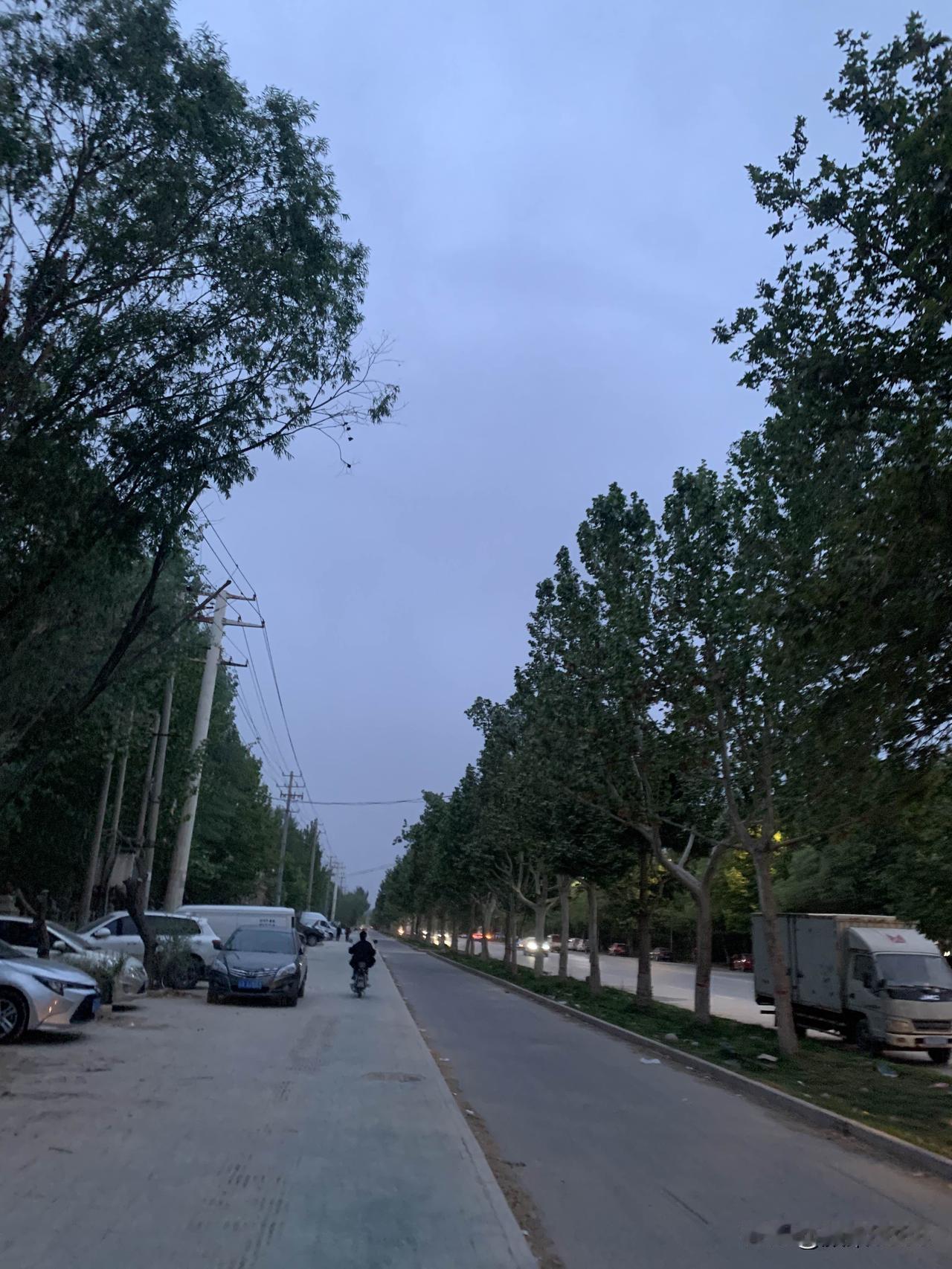 夜跑打卡，今天妥妥的6公里，每天晚上保持优良的锻炼习惯，夜跑，跑出健康，跑出人生