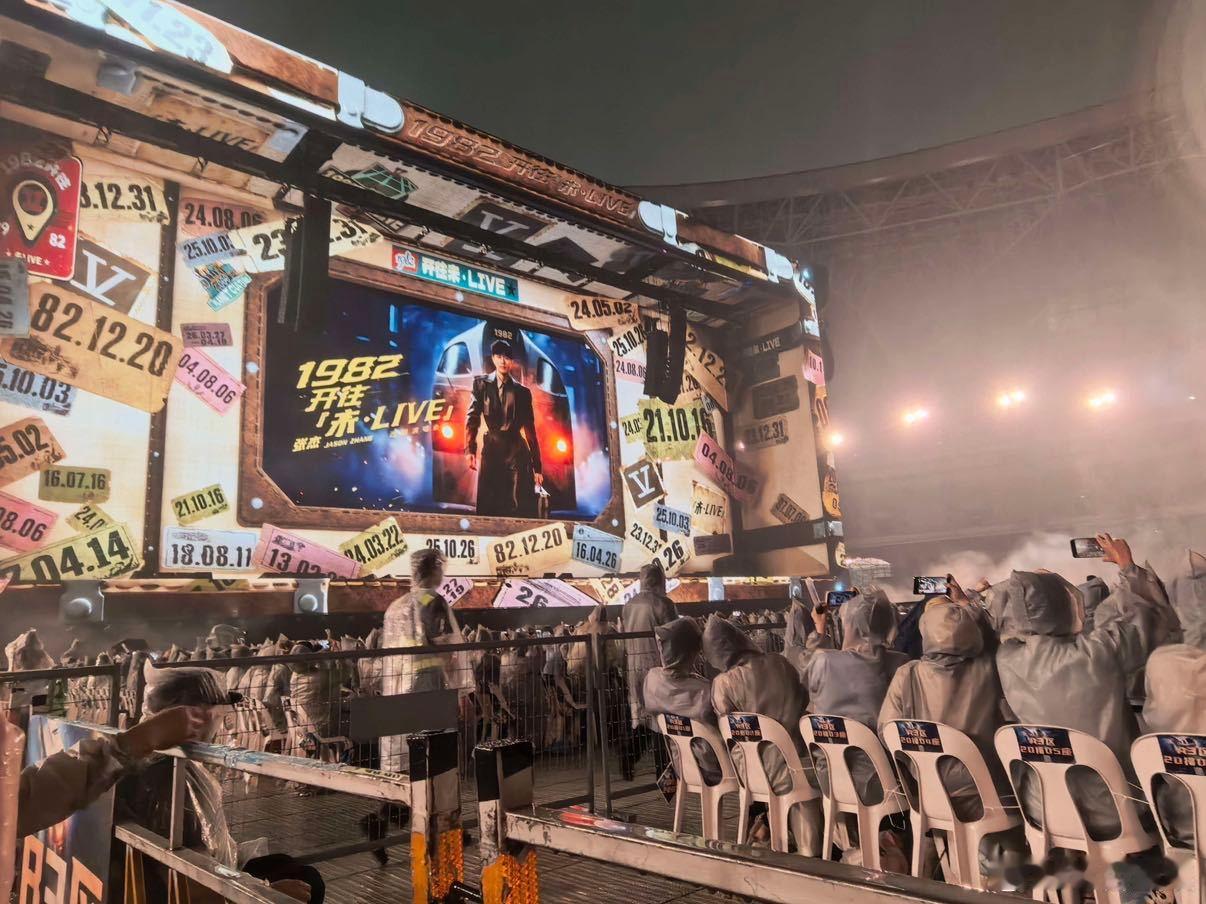张杰杭州演唱会人气张杰杭州演唱会座位 张杰杭州演唱会座无虚席!!!人气一直都很顶