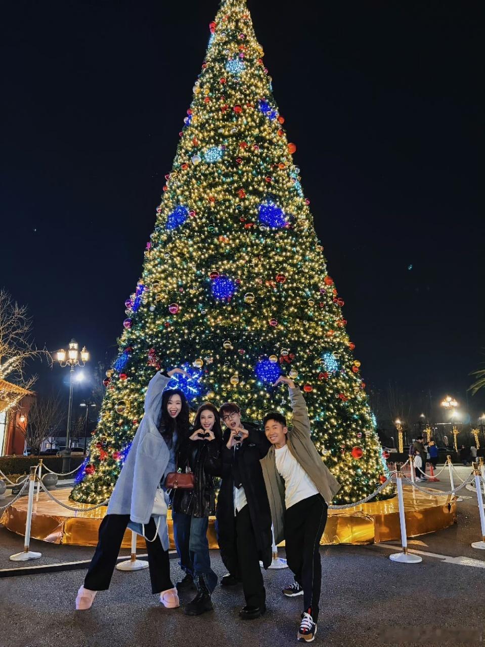 娱乐张小婉晒和管乐的合照张小婉晒和管乐杨迪刘维合照 哇张小婉和好朋友们合体啦 