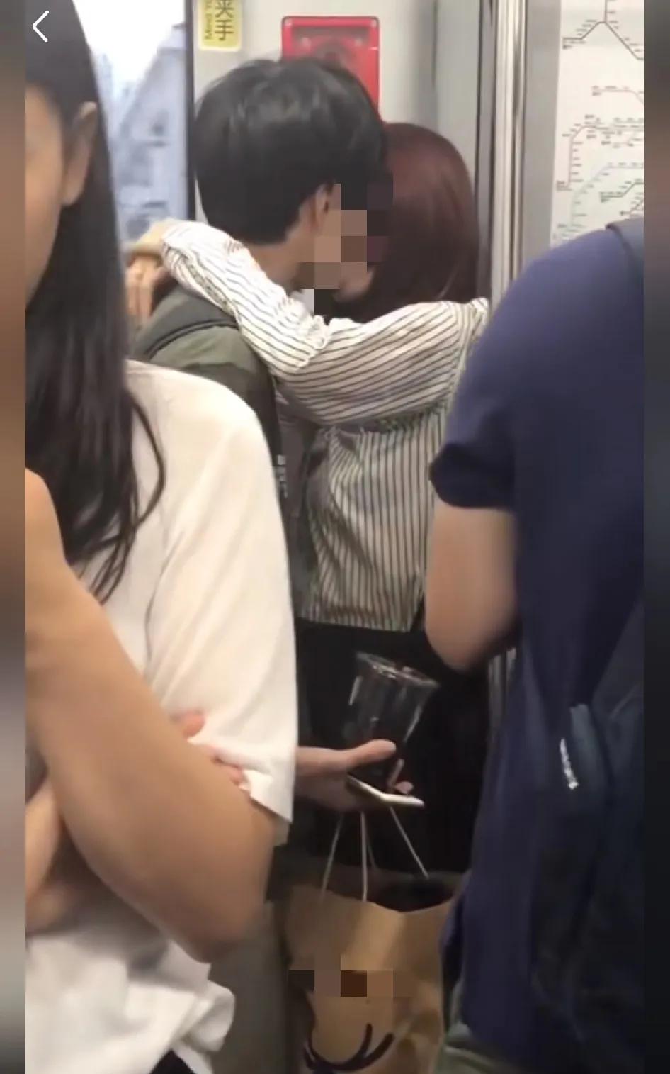 不是，现在的年轻人都这么明目张胆的嘛？不是在学校里，在操场上，就是在地铁轻轨公交