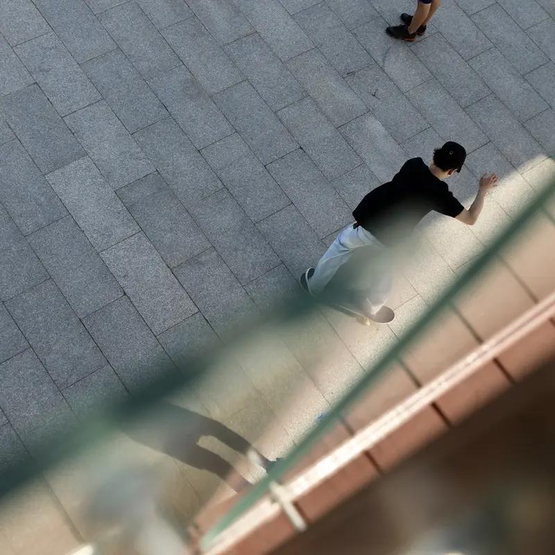 看到“来来去去来去不定”求上联，这让我想起不少有趣的对联。对联讲究对仗工整、意境