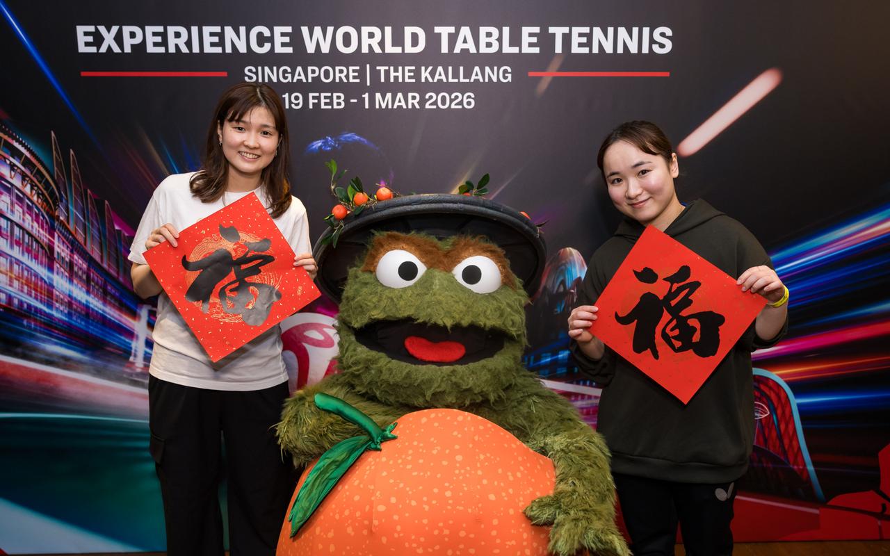 桥本帆乃香参加新加坡大满贯时，手拿福字的她心情大好，出席见面会，拿到她签名的球迷