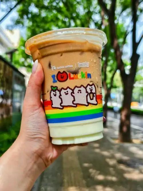 一个靠联名玩出圈的国民咖啡品牌，翻车塌房的速度比上新速度还要快。
 
谁能想到，