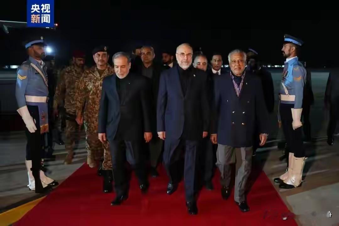 这次谈判，伊朗谈判团一共71个人，美国方面则带了足足300人
但是谈判桌上可不是